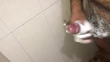 Preview 3 of Kor Xxnxx - Me la jalo en la regadera con jabon