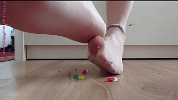 Preview 4 of Sora Aoi Rare - Nylonf&uuml_&szlig_e haben Spa&szlig_ mit Schokoriegel und Fruchtgummi ** Crushing **