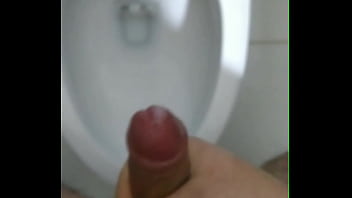 Preview 3 of Xxx Bij - Gordinho pau pequeno gozando no banheiro do clube
