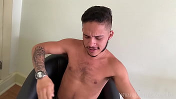 Preview 1 of Hombre Un Y Lesvianas Dos - Novinho sedento por pica de neg&atilde_o est&aacute_ no site e leva gozada na cara