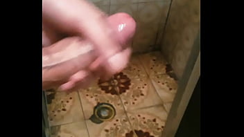 Preview 4 of Amrita Singh - Novinho de 18 Gostoso Bem Dotado do Pau Grande e Grosso Tocando uma Todo Molhado Depois de um Banho Quente
