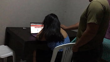 Preview 1 of Moom And Son Biggg Asss Fat - Mi hermanastra me presta la computadora para hacer sus tareas y me saco la verga sin que se de cuenta cuando se cae su boligrafo no me resisto mas y le meto la verga