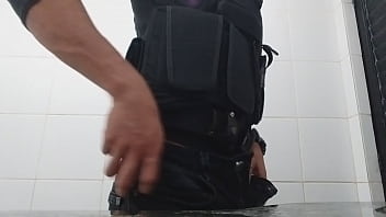 Preview 1 of Nonton Bokep Korea - POLICIAL NOVINHO BATENDO PUNHETA