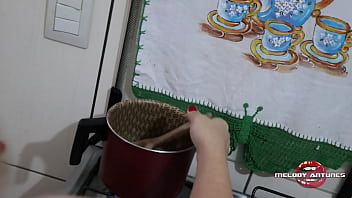 Preview 2 of Shg Media - Loira prepara brigadeiro gourmet e se lambuza toda at&eacute_ gozar com seu consolo cheio de mel de buceta! / COMPLETO NO XRED!