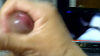 Preview 2 of Saline Lein - Paja rica viendo como se cogen y le dan leche a Laura - Rich handjob watching how they fuck and give Laura milk