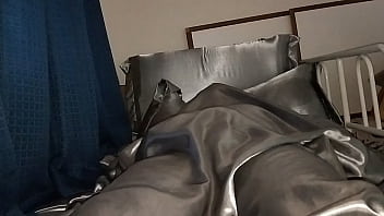 Preview 2 of Lisa Ann Brazzer Xxx - シルバーのサテン生地に包まれて、オナニー