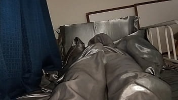 Preview 3 of Lisa Ann Brazzer Xxx - シルバーのサテン生地に包まれて、オナニー