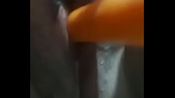 Preview 2 of Xxxwwwp - Me met&iacute_ una zanahoria