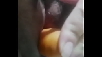 Preview 3 of Xxxwwwp - Me met&iacute_ una zanahoria