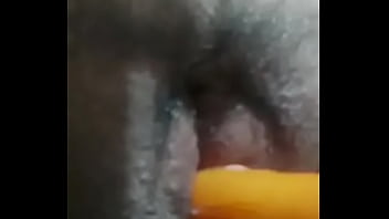 Preview 1 of Xxxwwwp - Me met&iacute_ una zanahoria