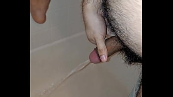 Preview 2 of Mirella Santos - Orinando en la ducha