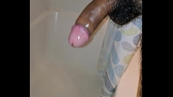 Preview 4 of Mirella Santos - Orinando en la ducha