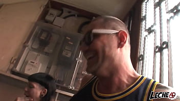 Preview 2 of Son Massage Mom Bedroom - Calent&oacute_n Callejero chupando la gran verga de Nacho Vidal en la calle