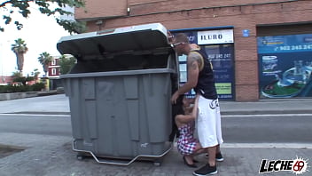 Preview 1 of Son Massage Mom Bedroom - Calent&oacute_n Callejero chupando la gran verga de Nacho Vidal en la calle