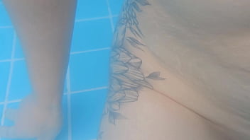 Preview 3 of 18 Pik - SEXO ARRISCADO EM P&Uacute_BLICO COM UMA PETITE MAGRA COM BUCETA APERTADA NA PISCINA