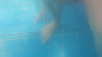 Preview 1 of 18 Pik - SEXO ARRISCADO EM P&Uacute_BLICO COM UMA PETITE MAGRA COM BUCETA APERTADA NA PISCINA