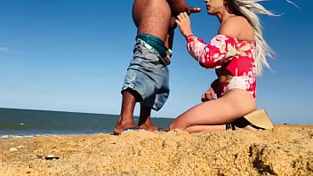 Preview 2 of Sax Vip Porn - SAFADA CHUPOU PAU DE DESCONHECIDO NA PRAIA