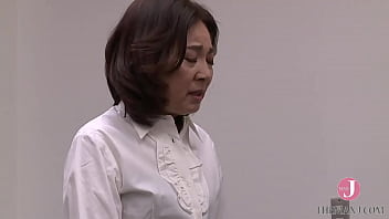 Preview 2 of Beautyfull Girl Porn - 義理の息子の前で理不尽社長のチンポを咥えさせられる五十路母 イントロ