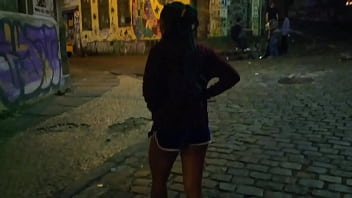Preview 1 of Sarah Egent - Lapeando olha quem encontro tirando foto,  preta fogosa toda gostosa na escadaria,  tiramos fotos e metemos gostoso,  veja completo no red..