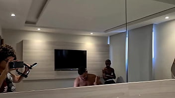 Preview 4 of Small Teen With Oldman - Bastidores da grava&ccedil_&atilde_o com a novinha magrinha com dois amigos broxando e o Leo Ogro resolvendo o problema