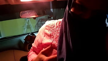 Preview 4 of Leah Gotti Porn With Her Brother - Menina Desi pela primeira vez dentro de um carro !!! Fiquei impressionado com o que ela fez