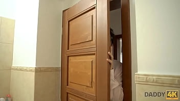 Preview 1 of Flor Avalos San Justo - DADDY4K. Une fille innocente devient la cible sexuelle du vieux p&egrave_re de son petit ami