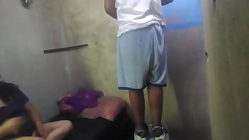 Preview 3 of Usa Xxxx 1 - Esta el pintor trabajando en mi cuarto y lo invite a hacer un video