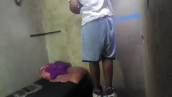 Preview 1 of Usa Xxxx 1 - Esta el pintor trabajando en mi cuarto y lo invite a hacer un video