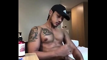 Preview 2 of Japan Massage Seks - Gostoso tatuado batendo punheta