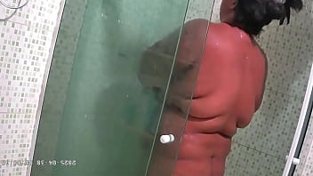 Preview 2 of Hot Video Odia - Camera Escondida Madrasta safada gordinha gravada tomando vanho