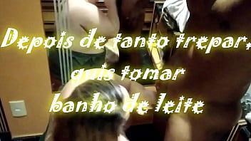 Preview 1 of Eifeler Hof - Depois de tanto trepar,  quis tomar banho de leite... trepou,  gozou e se lambuzou com o leitinho do Ton