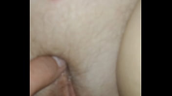 Preview 1 of Tiny Grill Sex - Marido passando dedo na buceta pingando da esposa