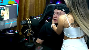 Preview 2 of Mom Anal Sex Tube - Ruan caiu de boca na Buceta da Bianca Demarchi no Podcast,  ela gemeu muito de tes&atilde_o - Podcast P&aacute_pum no Barraco!