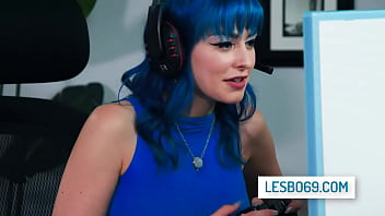 Preview 2 of Hindi Saxy Video Indian Girl - Hot blue-haired babe Jewelz Blu gets her pussy licked while playing games by her roommate Charly Summer