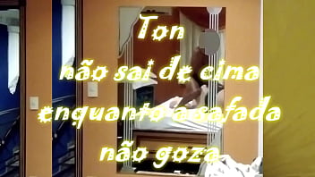 Preview 1 of Exhib Nue - Enquanto a casadinha n&atilde_o goza gostoso,  Ton n&atilde_o sai de cima