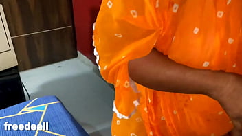 Preview 1 of Mai Kalifat - Indian Aunty Cheeni mangne ayi Pakad ke Chod Diya