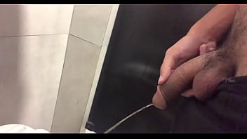 Preview 3 of Ava Blue Nude - SPY Novinho mijando muito no banheiro do shopping