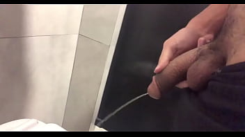 Preview 1 of Ava Blue Nude - SPY Novinho mijando muito no banheiro do shopping