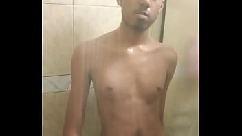 Preview 2 of Girl 5 Xvideo Any Bunny Mobi - Magrinho de pau duro no banho