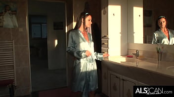 Preview 1 of Girlfriend Boobs Sucking - Melissa Mendini Uses Her Electric Toothbrush to Get Herself Off