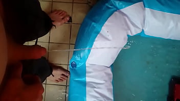 Preview 4 of Cherokee D Ass Anal Compilation - Andy pisst heimlich in einen Swimming-Pool (Was f&uuml_r eine Schweinerei)