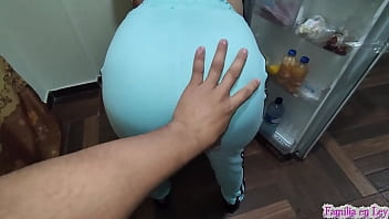 Preview 2 of Xxx In Bud - Mi Hijastra Caliente Menea su Culo mientras Busca en la Nevera - Mi Padrastro No Resiste la Tentacion de mi Culo Quiero que Me Folle con su Gran Polla
