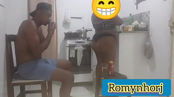 Preview 1 of Hot Happy Christmas Dix - CASAL DE JOVENS SE PEGANDO ANTES DO JANTAR