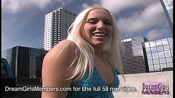 Preview 1 of Sexe Femme Chaude - Wild Blonde Masturbates In View Of People Working Downtown