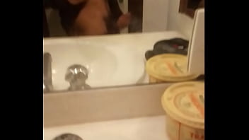 Preview 3 of Scat Milf Orgy - fiquei carente, fui no banheiro e peguei no meu pau pra bater uma punheta durante o trabalho