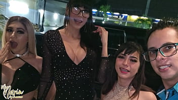 Preview 1 of Mom Trjaney Sex - Hacemos show en Mexicali y mi novio nos coge en plena pista y nos da su semen y no lo comemos