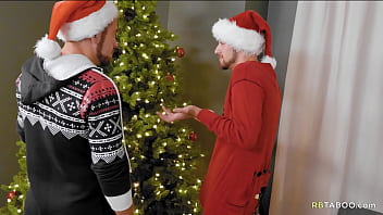 Preview 1 of Xnxxx Comsex - Christmas spirit in the arse - Dante Colle,  Leeroy Jones