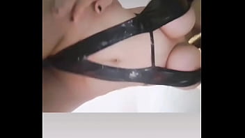 Preview 2 of Pissing In Market - ella se pone atrevida