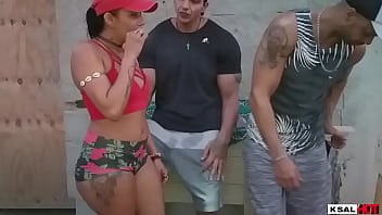 Preview 2 of Melissa Carey - Ksal Hot e o amigo Pitbull porn tentam invadir um casa em obra para fuder,  mas os mosquitos fuderam com eles