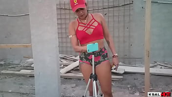 Preview 4 of Melissa Carey - Ksal Hot e o amigo Pitbull porn tentam invadir um casa em obra para fuder,  mas os mosquitos fuderam com eles